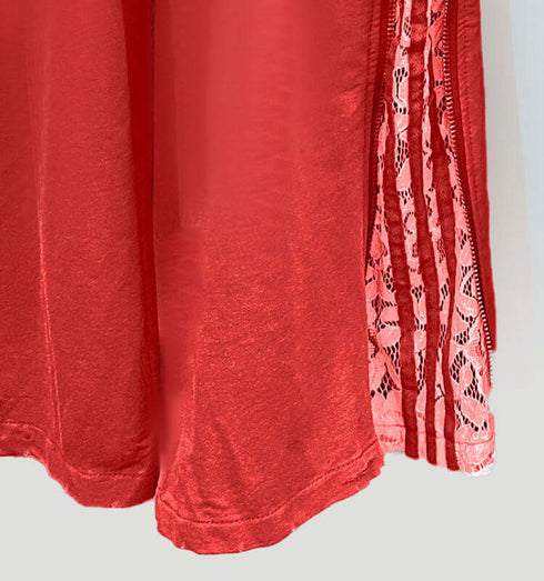 טרנינג בגוון אורנג' עם פסי תחרה לבנים ורוכסן בצידיו, עם גומי במותניים.